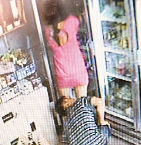 台猥琐男钻槟榔妹裙底两度<em>偷看</em> 还色问对方是