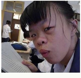 <em>我的美女同桌</em>今天偷偷看我,我把她照下来了(有