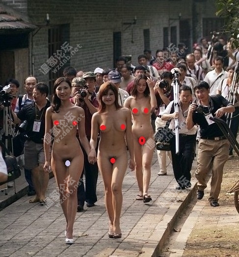 塞。这是什么状况?裸体游街?三个<em>女人裸奔</em>?地
