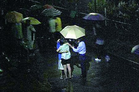 男女生雨中忘情相吻,保安撑伞护航_高淳老街杂