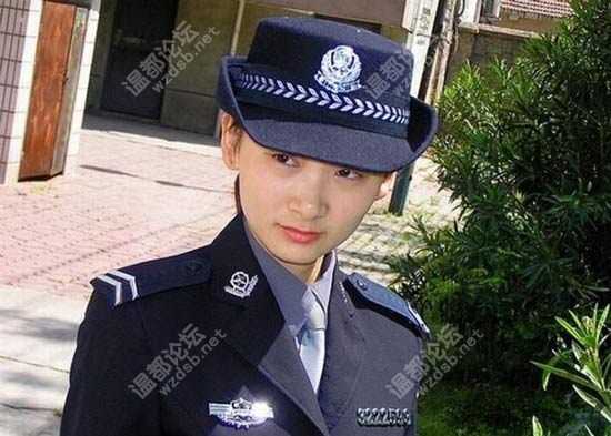 女警察的妩媚和飘逸