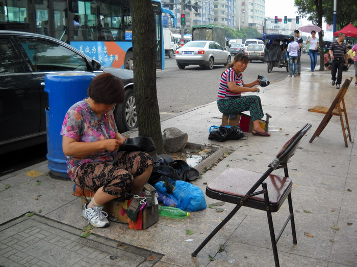 <em>擦鞋</em>的<em>女人</em>和他的儿子 - 日志 - 张仲 温都博客 