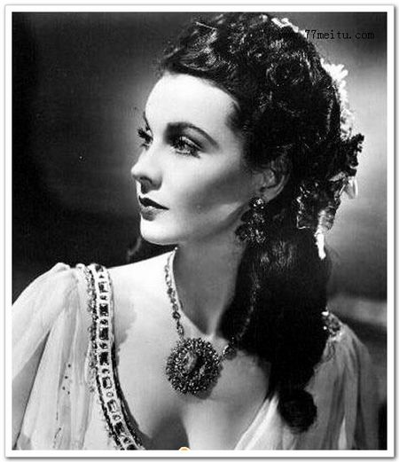 费雯丽出演了《魂断蓝桥》,片中她穿着芭蕾舞服,对台下的罗依嫣然一笑