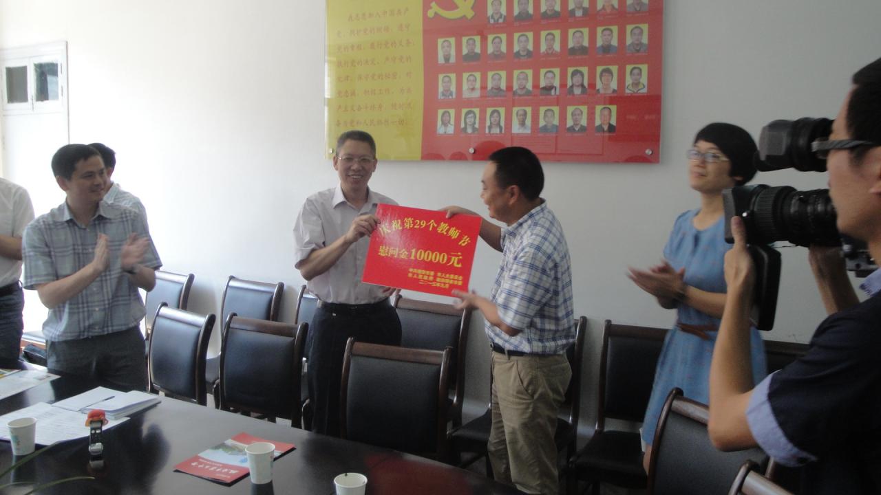 瑞安市委书记陈建明一行来我校慰问 - 日志 - 追