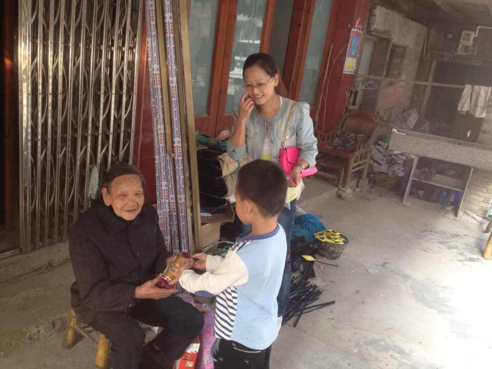 最近体育老师要求每个孩子每天回家练一分钟跳绳。这对他来说有点难度。虽然暑假里从一点不会,到连续能跳五六十个。可那是没有时间限制的,而且他的姿势还不对,每次总是跳得老高,所以,才跳几十个,就气喘吁吁。有次,我让婆婆先带回家,睡觉之前再练两次。可是等我晚上九点多回家时,婆婆告诉我:他很生气,好不容易跳了67个,就累坏了!他气得躺在地上不动,甚至用嘴巴去咬绳子,还想用剪刀把绳子减掉。他说,干嘛要跳绳,我不跳了,我放弃了。听了婆婆的话,我知道,他是遇到困难了,他想多跳一些,可是无奈跳不起来,一定是受挫了。第二天