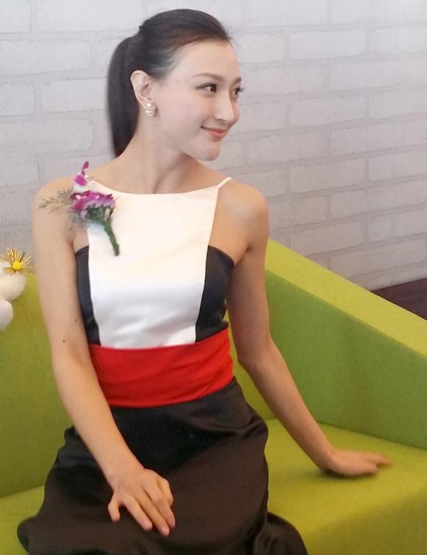 全称《12大美女海底城泳装歌唱秀》,表演歌手是王彩桦,鲍悦君,湛蓉