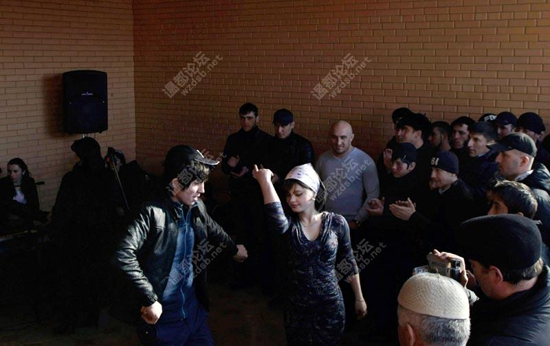 新潮与传统激撞 战乱后<em>车臣女孩</em>非一般生活 - 