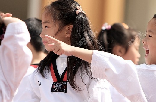 穿上跆拳道服，让孩子在阳光下健康成长