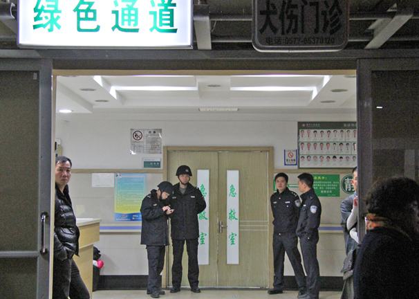 警察守候在塘下医院急救室门口.温都记者 郑之越/摄
